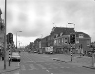 52027 Gezicht op de voorgevels van de panden Amsterdamsestraatweg 134 (rechts)- lager te Utrecht met geheel rechts de ...